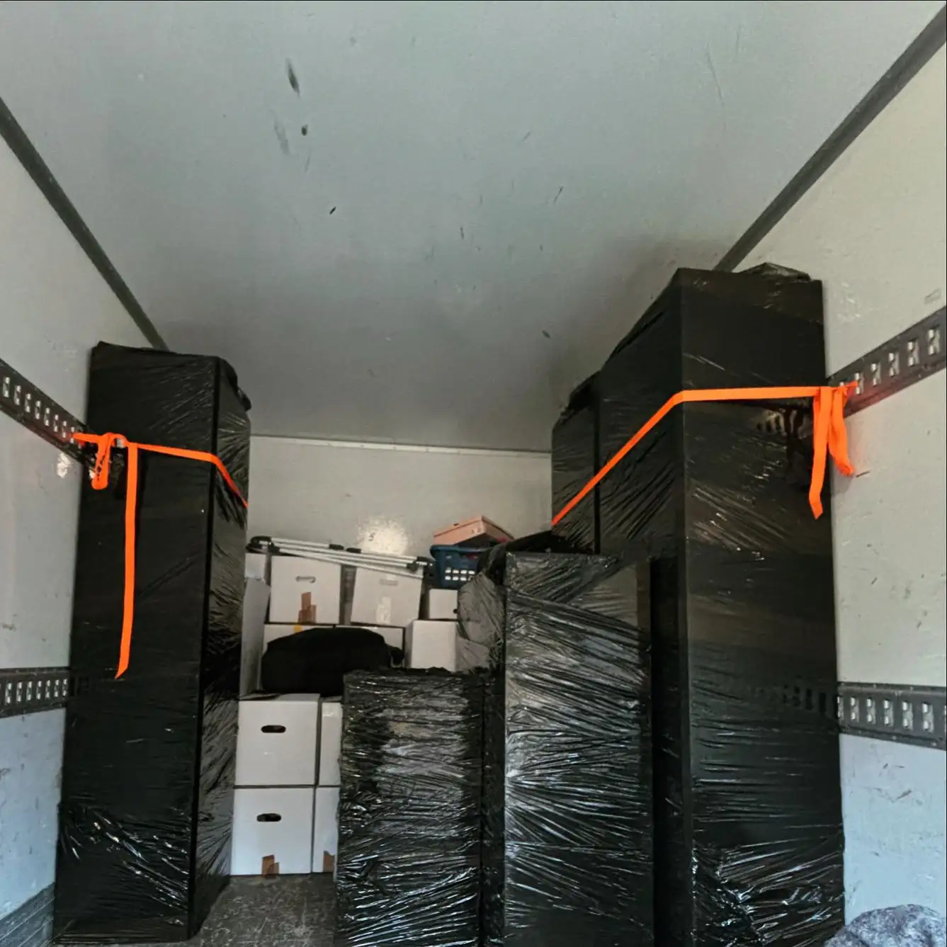 Sorgfältig verpackte und gesicherte Möbel im Umzugs-LKW von IFH Möbelpacker